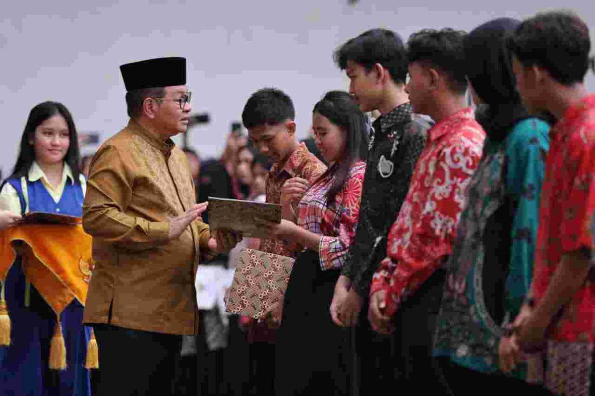 Gubernur DKI Jakarta, Pramono Anung putihkan ijazah. (Dok. Pemprov DKI)