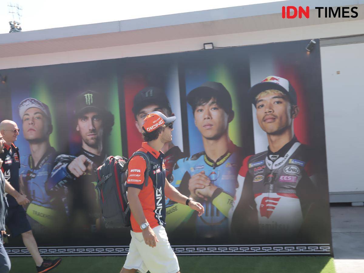 Pembalap MotoGP tiba di Sirkuit Mandalika. (IDN Times/Linggauni)