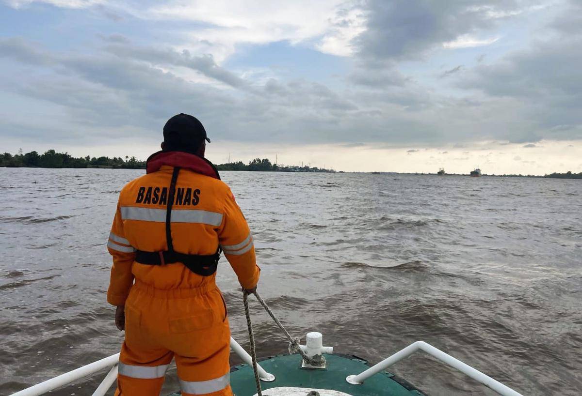 Tim SAR melakukan pencarian kelotok tenggelam di perairan Sungai Barito, Banjarmasin, Kalsel, Jumat (3/10/2025). (istimewa)