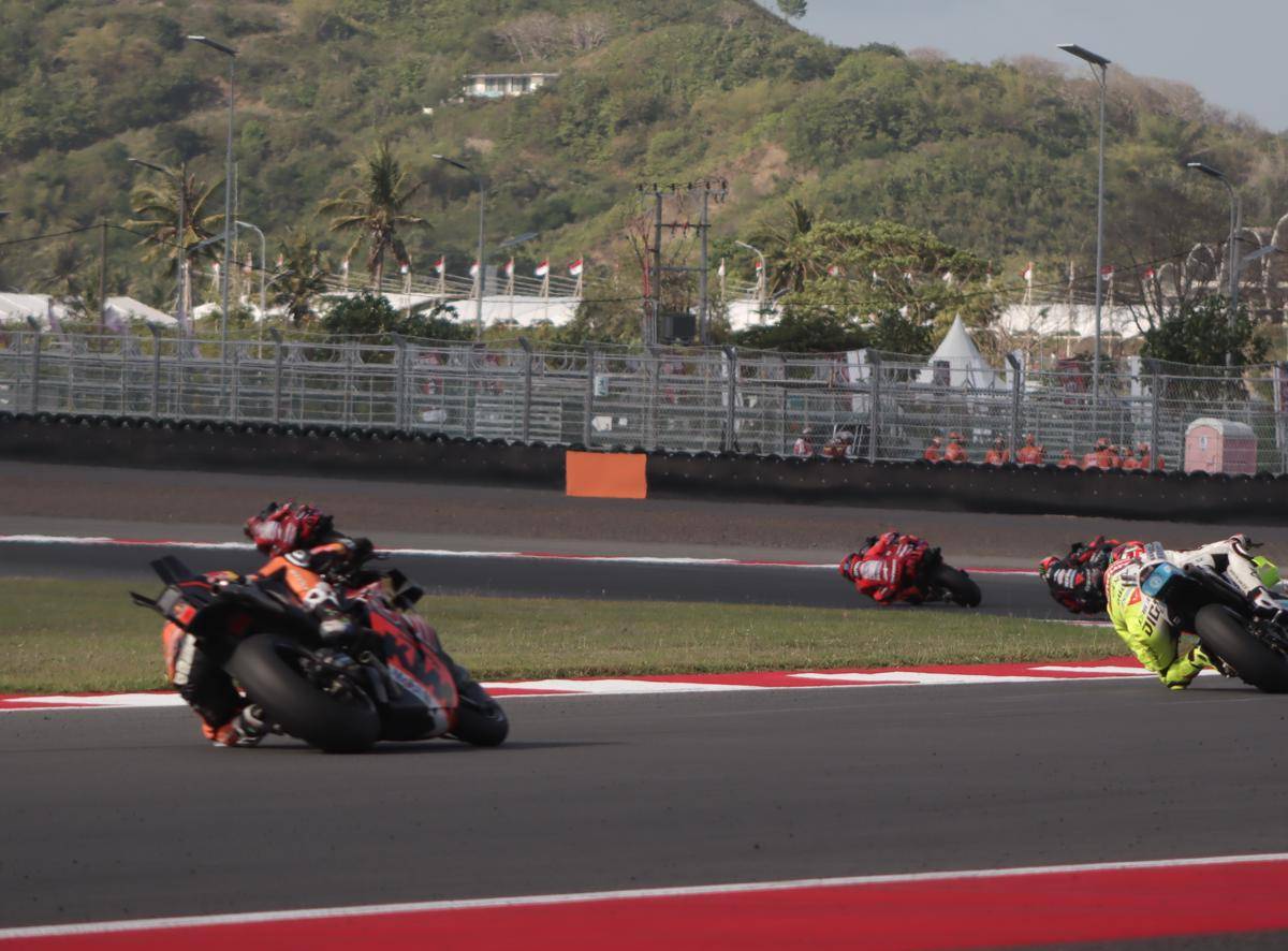Para pembalap MotoGP beradu cepat di Sirkuit Mandalika, Jumat (3/10/2025). (IDN Times/Linggauni)