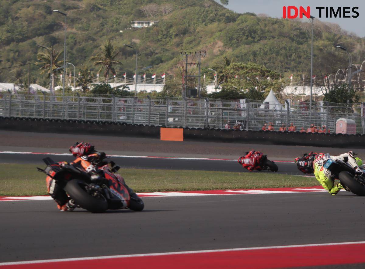 Para pembalap MotoGP beradu cepat di Sirkuit Mandalika, Jumat (3/10/2025). (IDN Times/Linggauni)