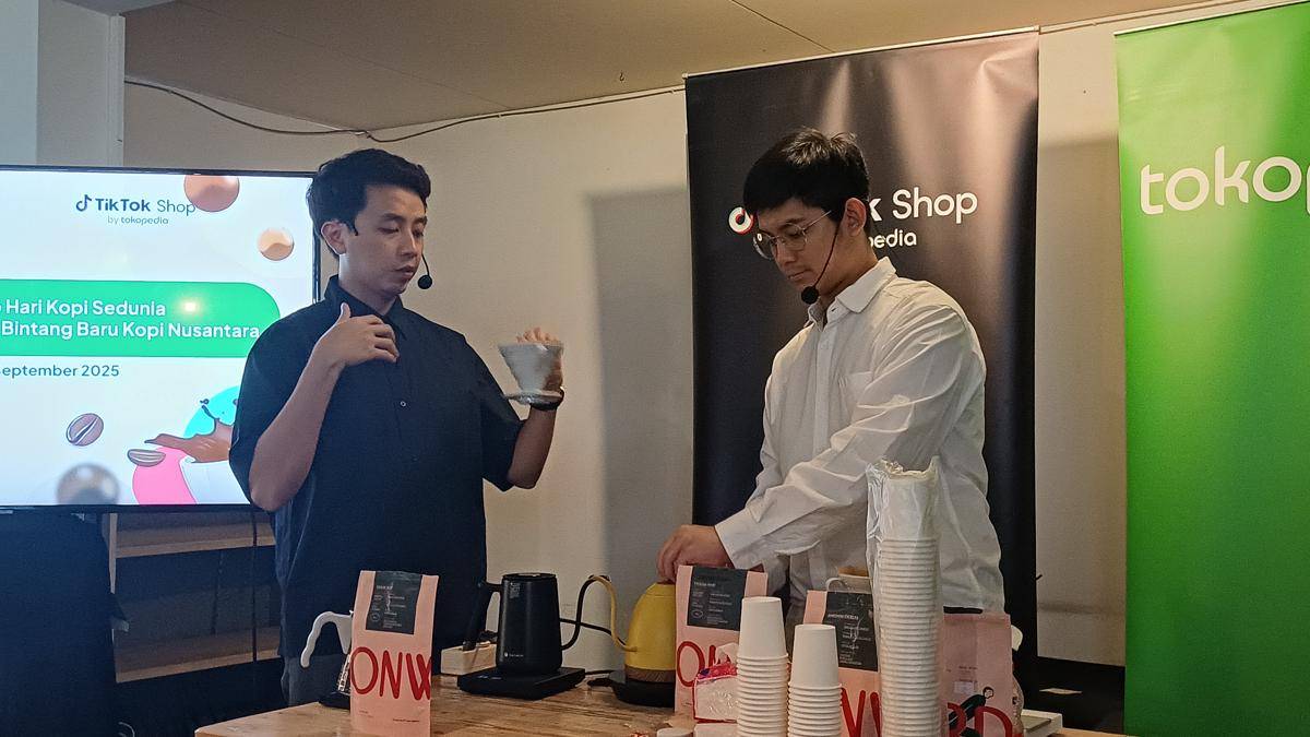 Potret Ryan Wibawa membuat kopi excelsa, Bandung
