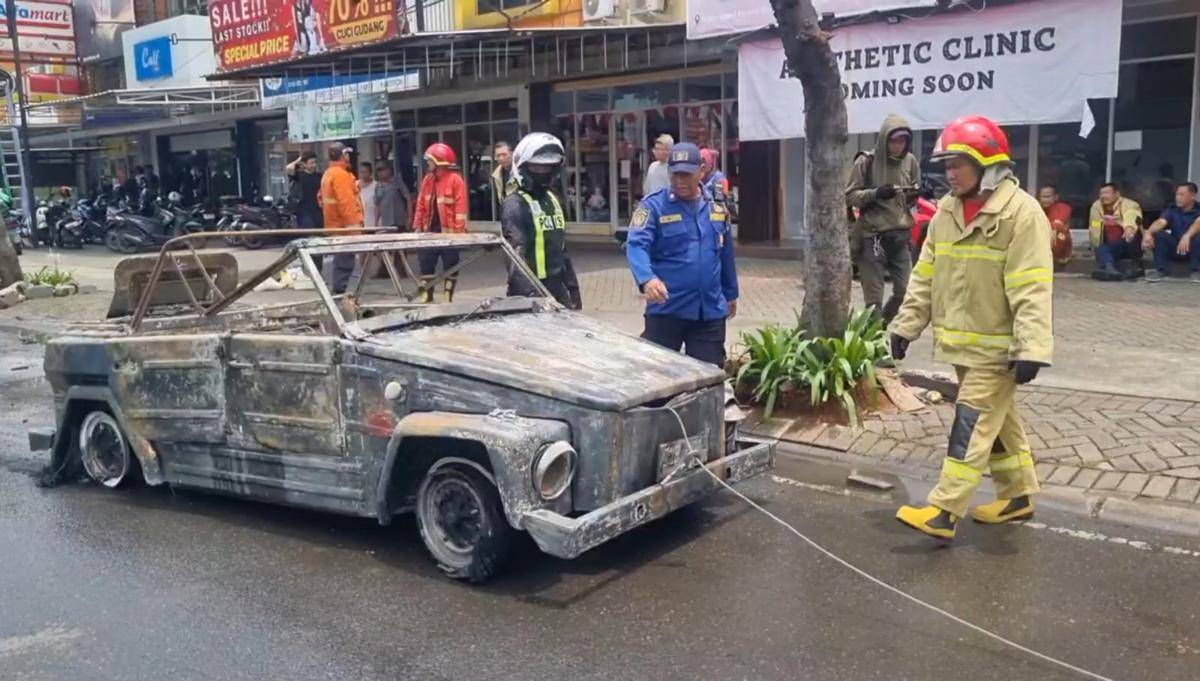 Mobil klasik terbakar di Bintaro