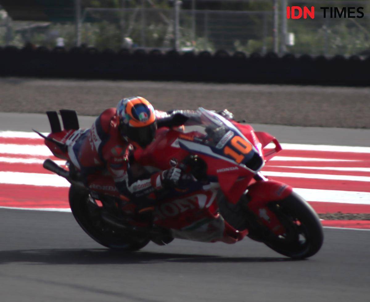 Pembalap MotoGP, Luca Marini pada FP1 di Sirkuit Mandalika, Jumat (3/10/2025). (IDN Times/Linggauni)