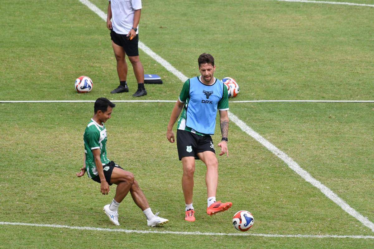 Pemain PSMS Budhiar dan Felipe Cadenazzi jelang hadapi Sriwijaya FC (dok.PSMS)