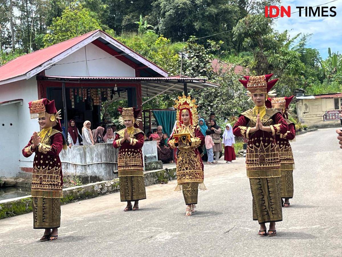 Tari pasambahan di Desa Wisata Kubu Gadang, Padang Panjang, Sumatra Barat