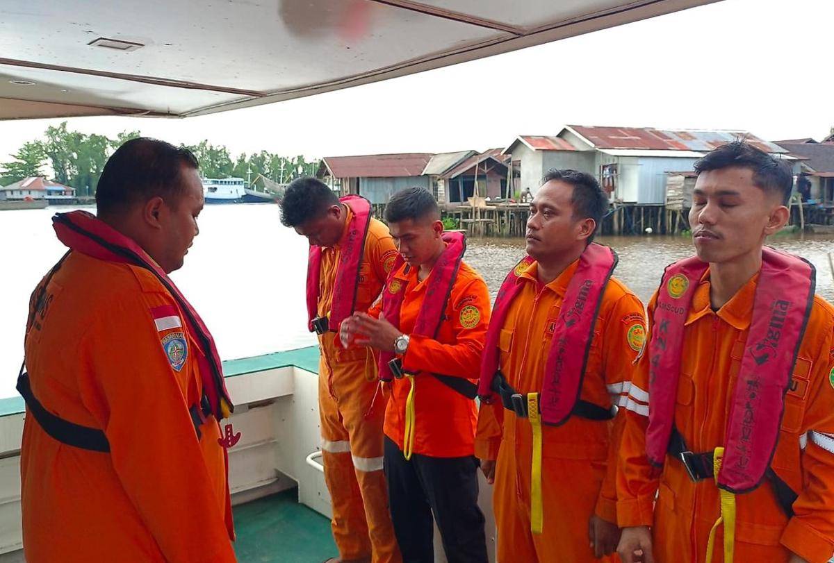 Persiapan Tim SAR melakukan pencarian kelotok tenggelam di perairan Sungai Barito, Banjarmasin, Kalsel, Jumat (3/10/2025). (Basarnas Banjarmasin)