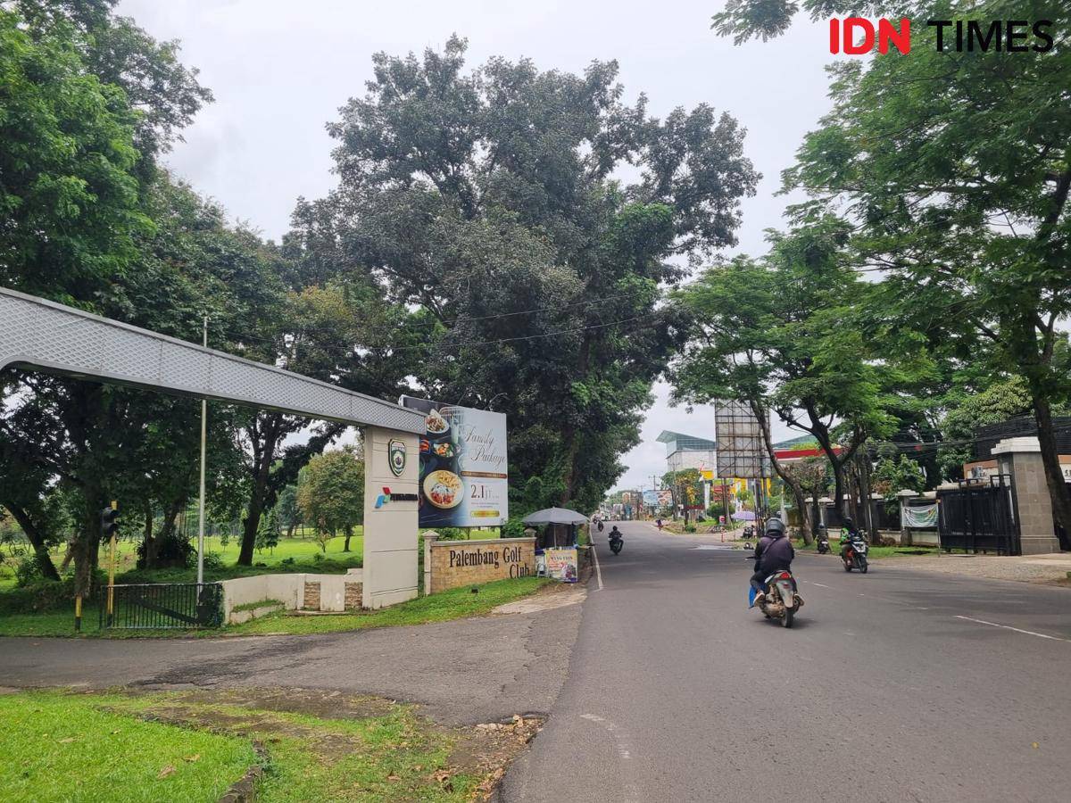 Uji coba jalan satu arah di Jalan AKBP Cek Agus Palembang sepanjang kawasan Simpang Golf-Patal (IDN Times/Rangga Erfizal)
