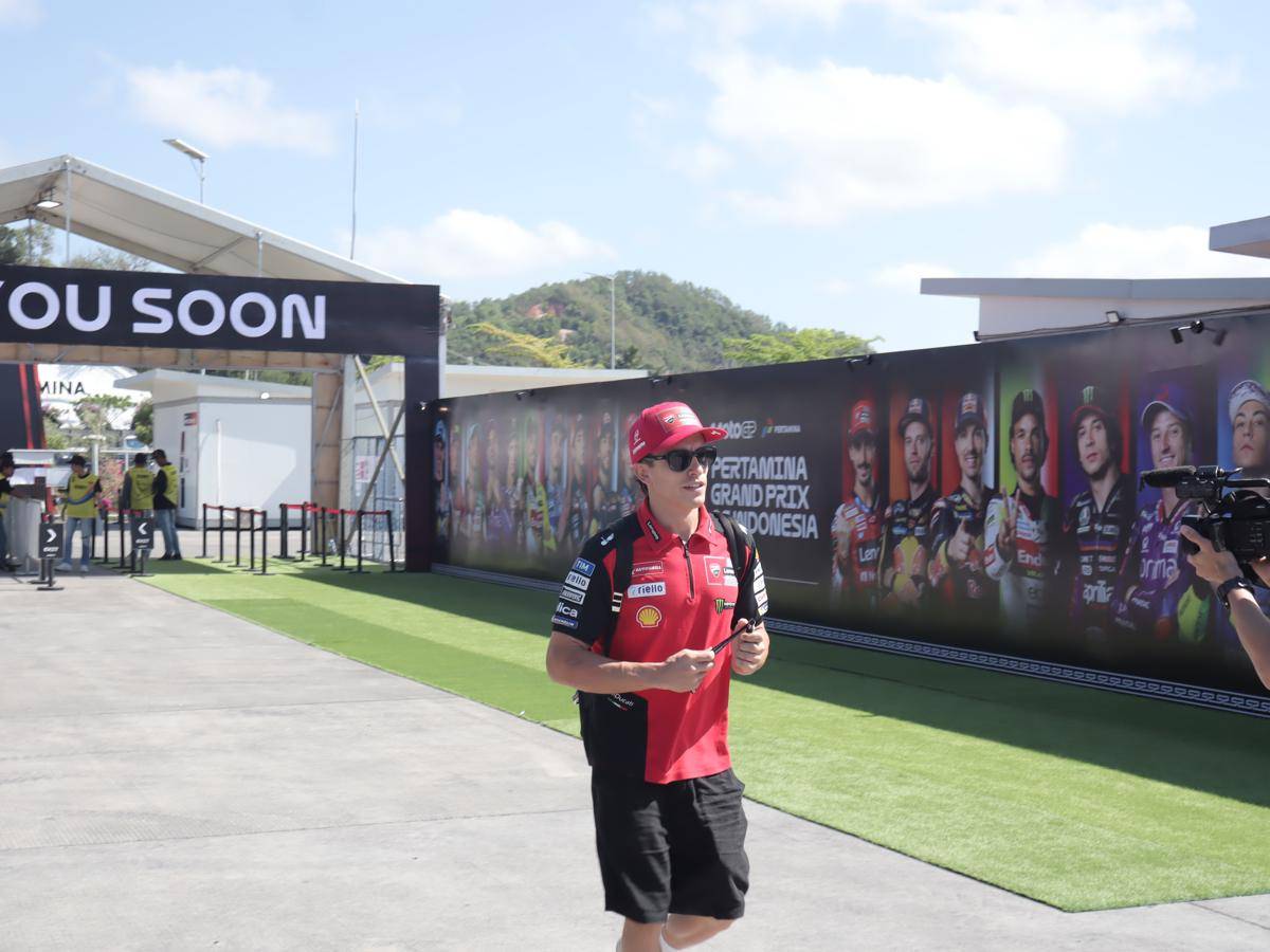 Pembalap MotoGP tiba di Sirkuit Mandalika. (IDN Times/Linggauni)
