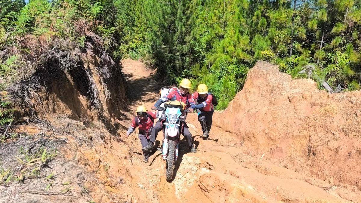 Medan berat yang dilalui petugas PLN untuk melistriki sekolah di Kabupaten Mamasa, Sulawesi Barat. (Dok. Istimewa)