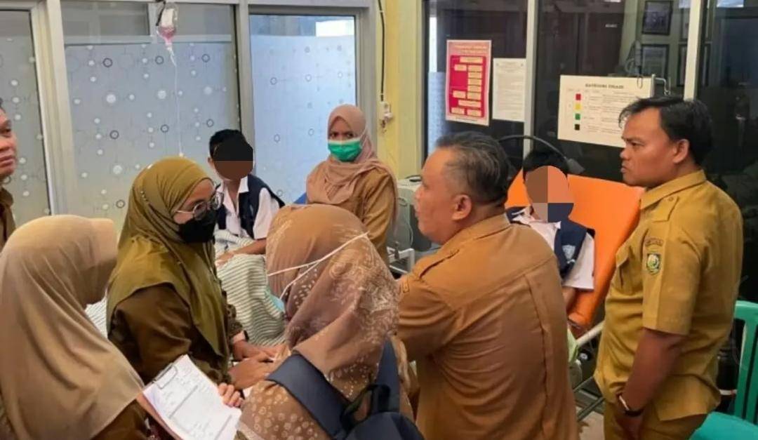 Siswa SMPN 9 OKU dìbawa ke Puskesmas, diduga keracunan usai santap MBG. (Dok. Istimewa)