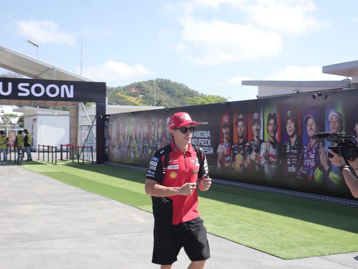 Marc Marquez saat tiba di Sirkuit Mandalika, Jumat (3/10/2025). (IDN Times/Linggauni)