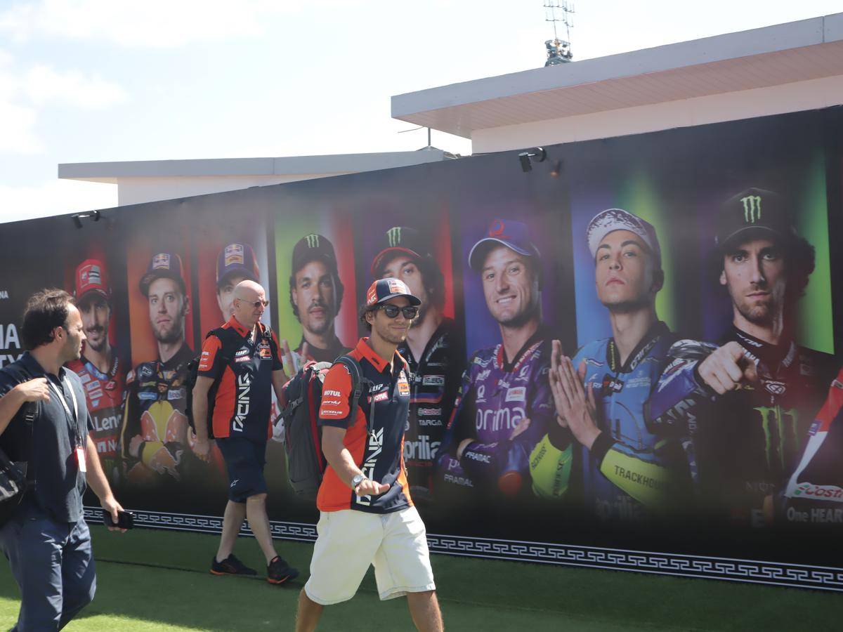 Pembalap MotoGP tiba di Sirkuit Mandalika. (IDN Times/Linggauni)