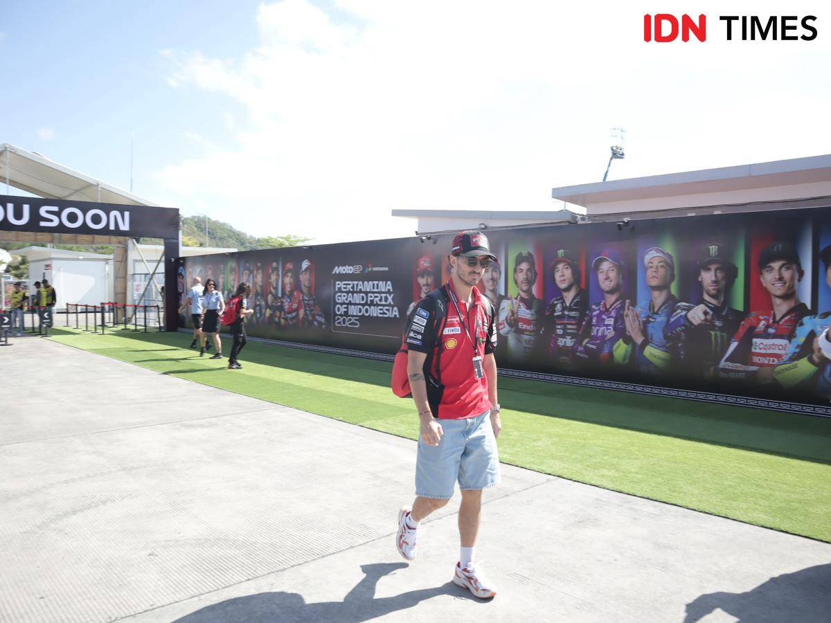 Pembalap MotoGP, Francesco Bagnaia saat tiba di Sirkuit Mandalika. (IDN Times/Linggauni)