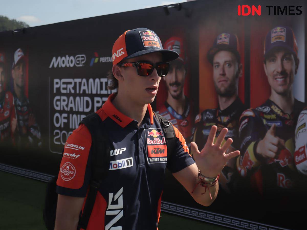 Pembalap MotoGP, Pedro Acosta terlihat santai mengenakan topi dan kacamata hitam yang membuatnya terlihat semakin stylish. )IDN Times/Linggauni)
