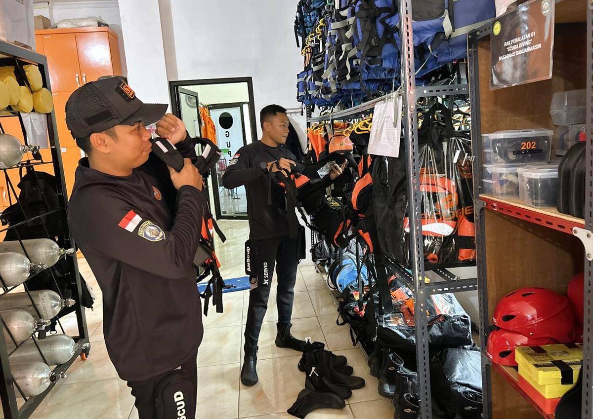 Persiapan Tim SAR melakukan pencarian kelotok tenggelam di perairan Sungai Barito, Banjarmasin, Kalsel, Jumat (3/10/2025). (Basarnas Banjarmasin)