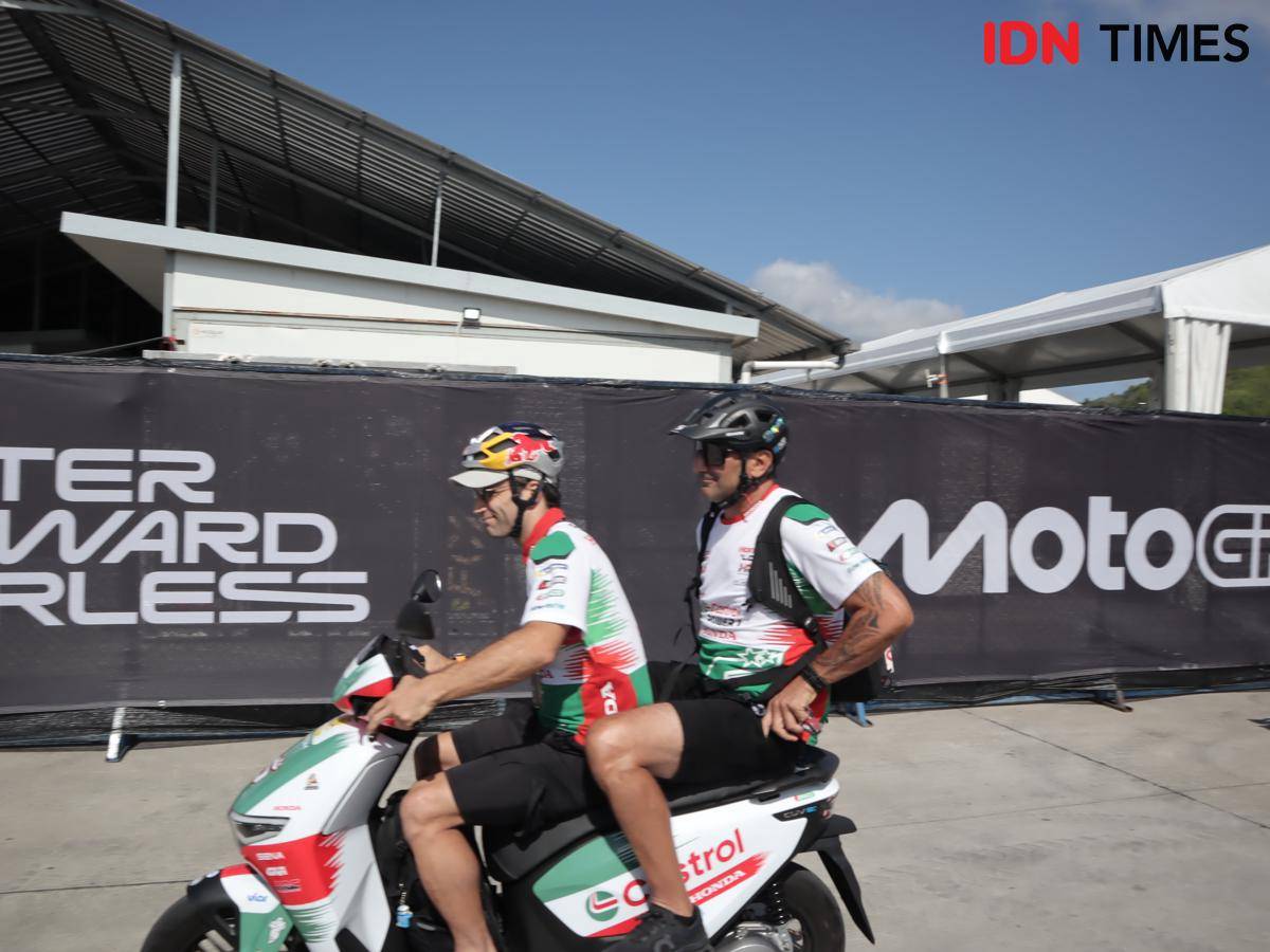 Johann Zarco saat tiba di Sirkuit Mandalika, Jumat (3/10/2025). (IDN Times/Linggauni)