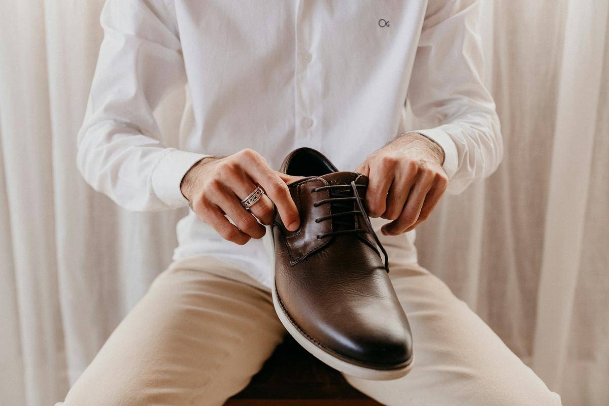 ilustrasi sepatu derby (unsplash.com/Vitor Monthay)