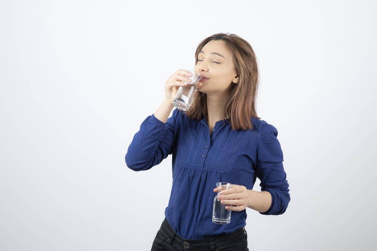 Wanita minum air putih. (freepik.com/azerbaijan_stockers)