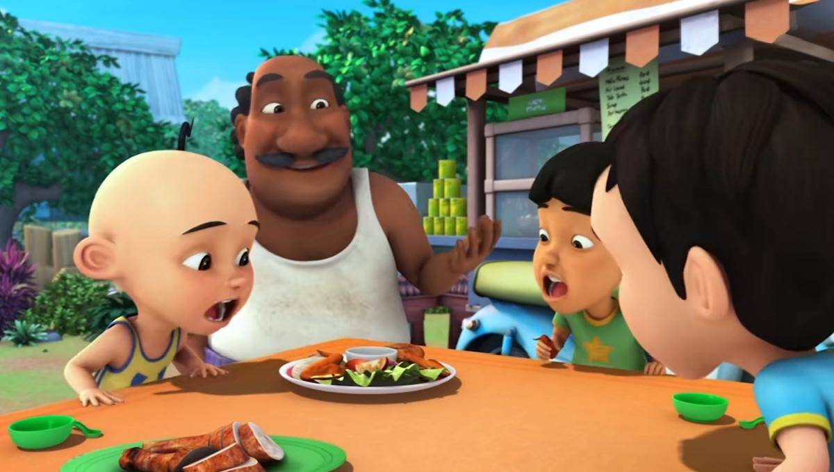 Uncle Muthu menghidangkan ayam golek spesial secara gratis untuk anak-anak (dok. Les' Copaque Production/Upin & Ipin)