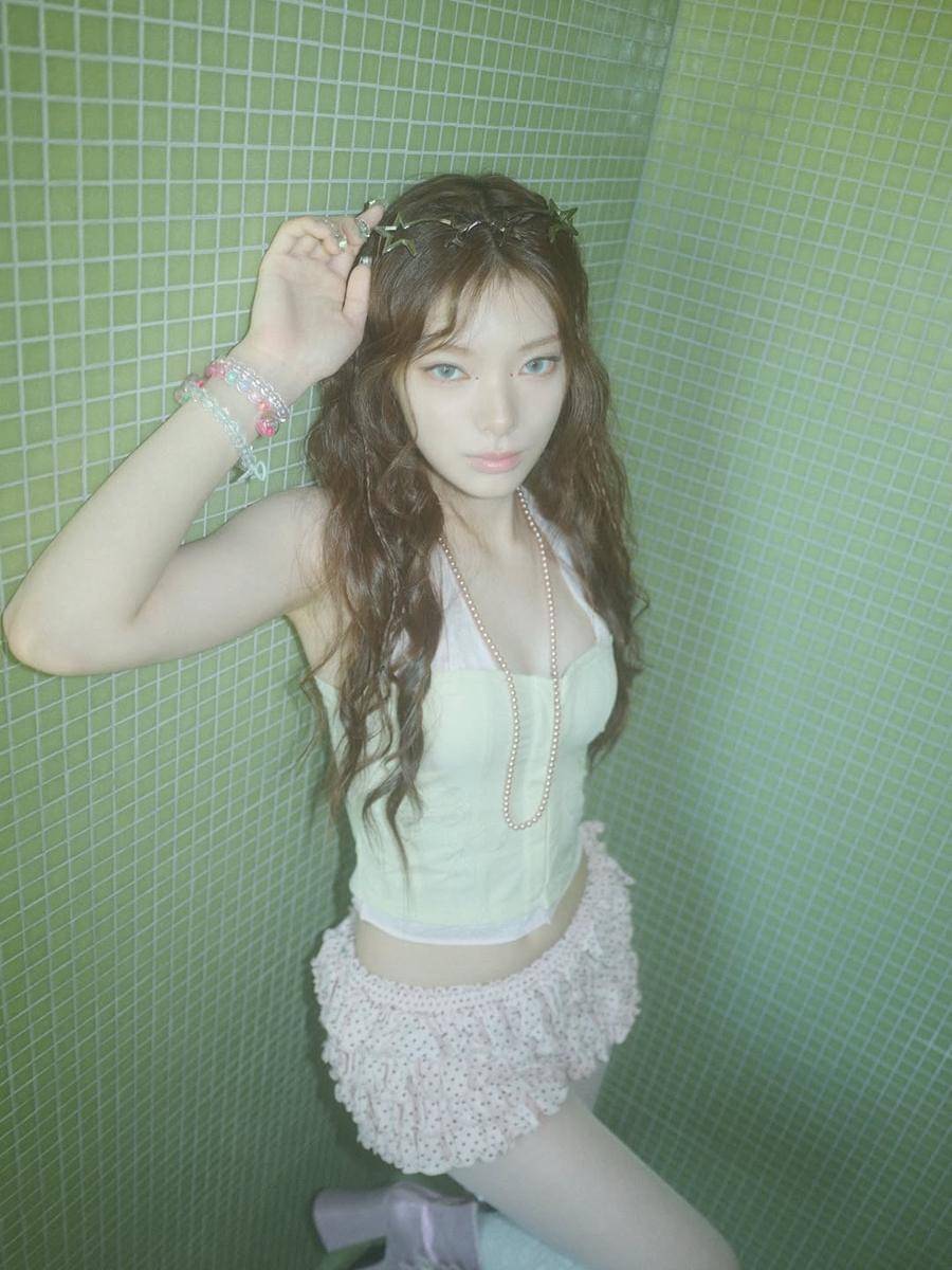 Outfit pakai rok ala member Cosmosy 