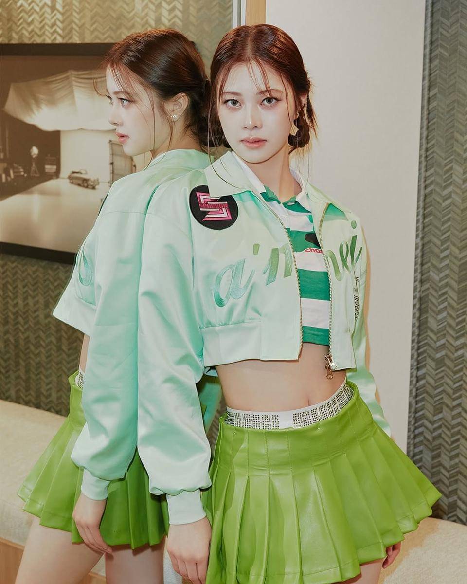 Gaya pakai rok ala member Cosmosy 