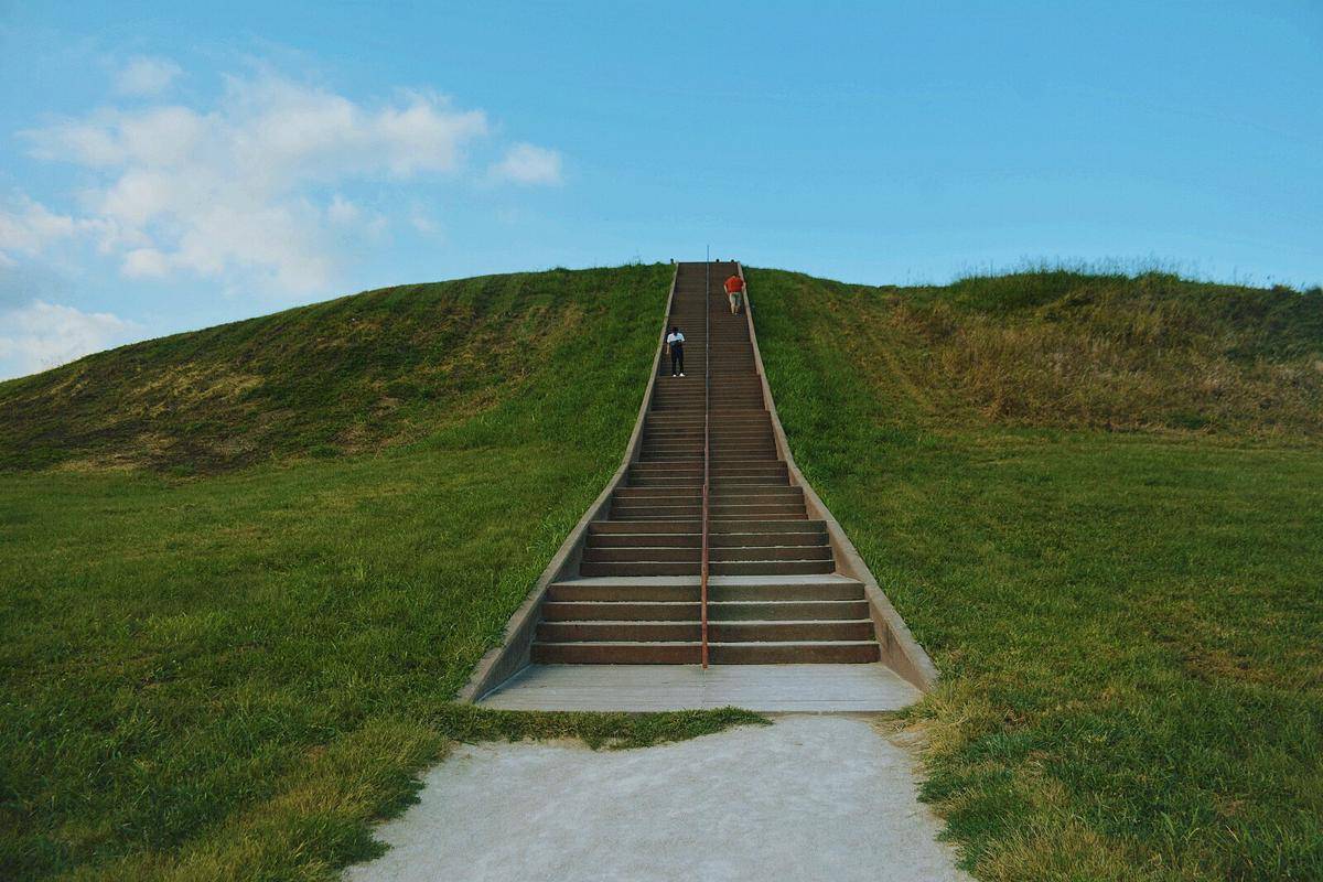 potret Monks Mound di Cahokia (commons.wikimedia.org/Aemurray wustl)