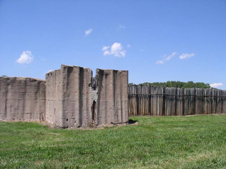 potret pagar di Cahokia yang sudah direkonstruksi (commons.wikimedia.org/Herb Roe)
