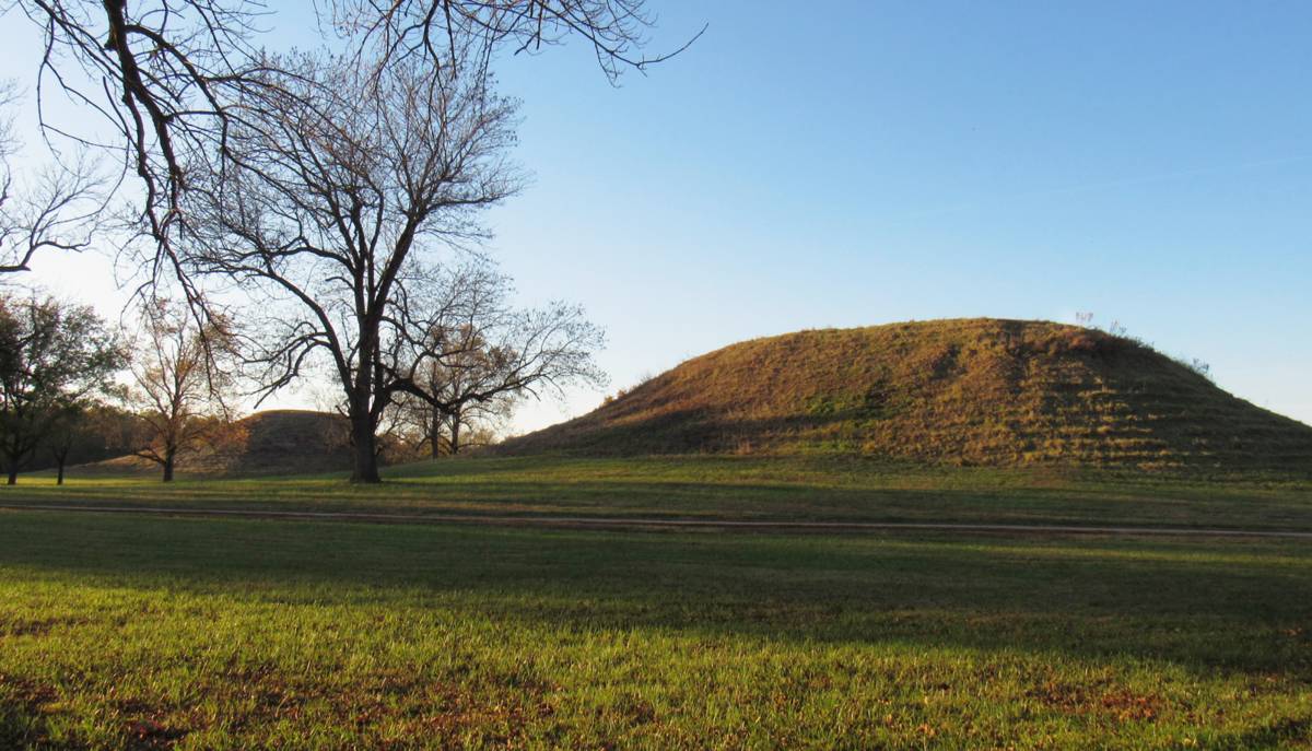 potret The Twin Mounds di Cahokia (commons.wikimedia.org/Julia King)