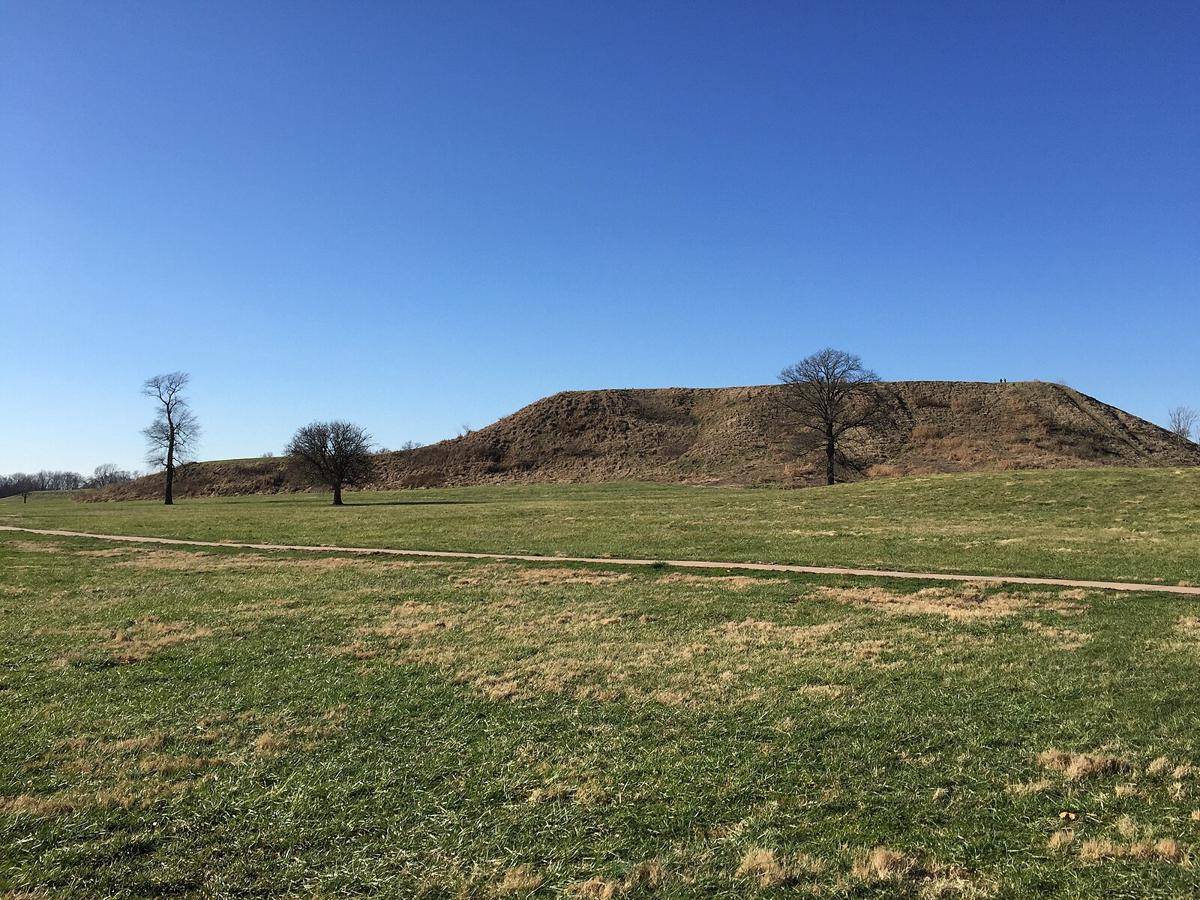 potret Monks Mound di Cahokia (commons.wikimedia.org/j_m_d_imagery)