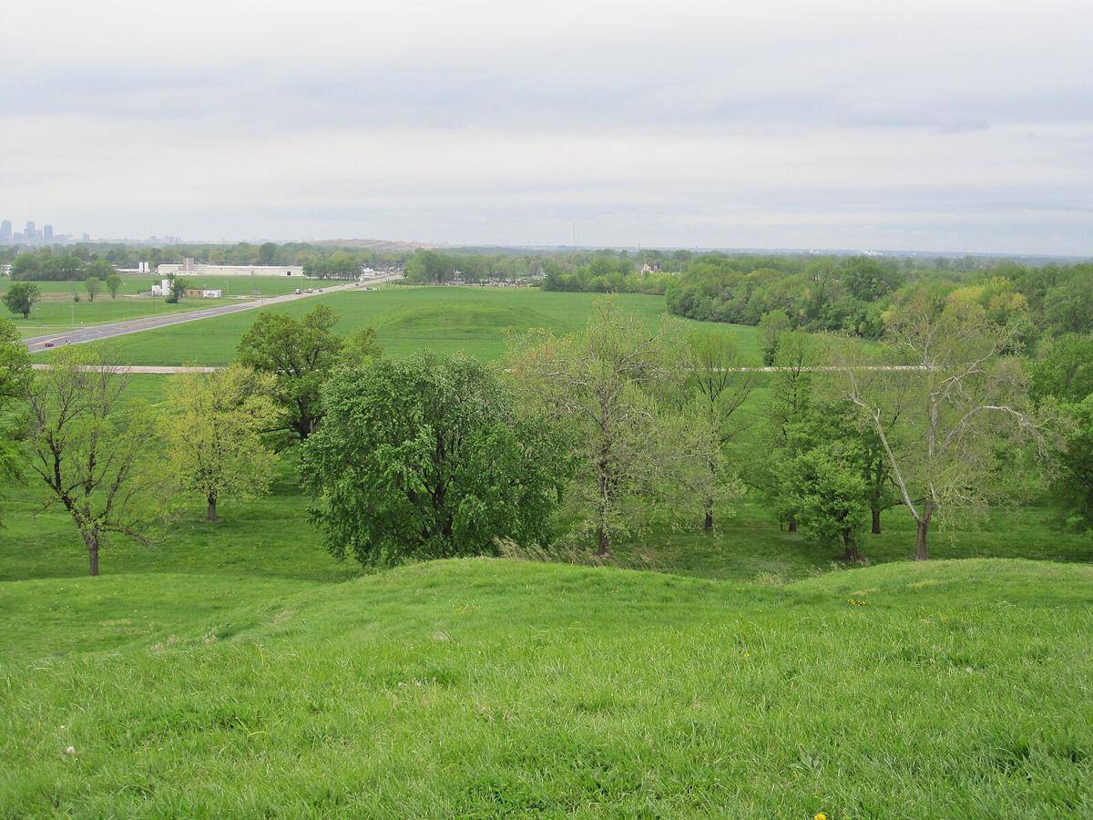 potret Monks Mound di Cahokia (commons.wikimedia.org/Caroline)