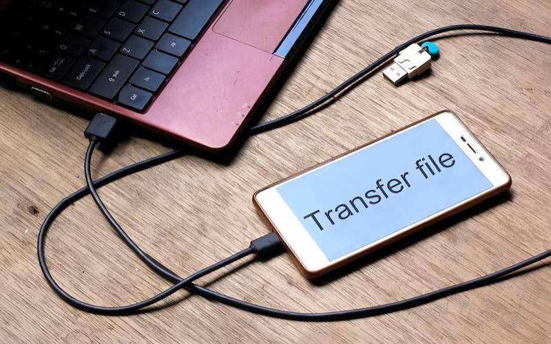 ilustrasi transfer file dari HP ke laptop pakai kabel data 