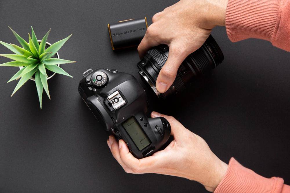 Ilustrasi memasang lensa kit pada kamera DSLR (freepik.com/freepik)