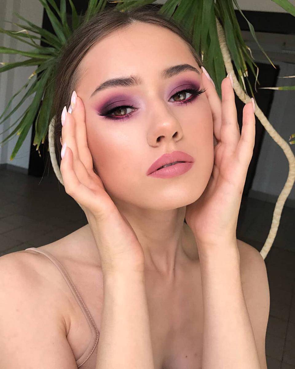inspirasi makeup ala Vika Kolesnaya (instagram.com/vika.kolesnaya)