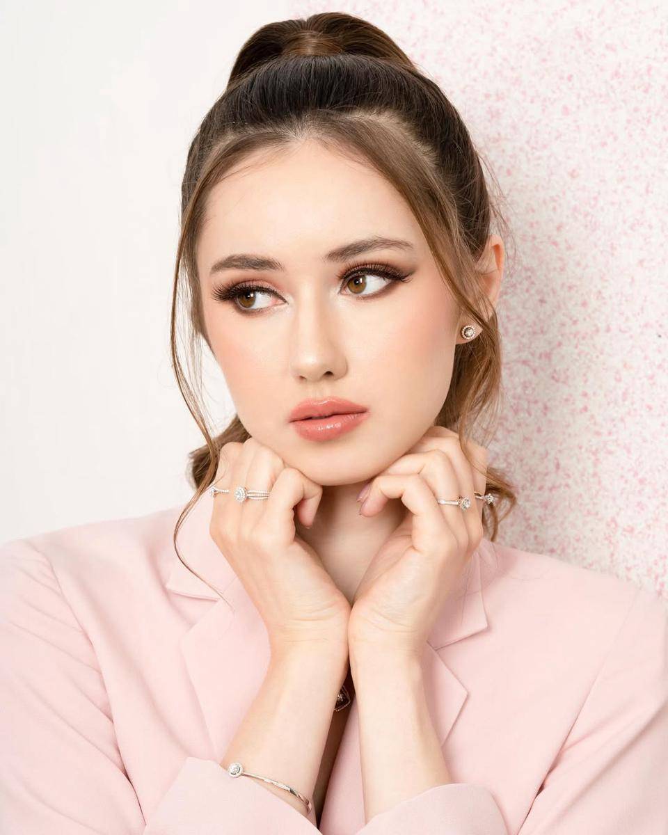 inspirasi makeup ala Vika Kolesnaya (instagram.com/vika.kolesnaya)