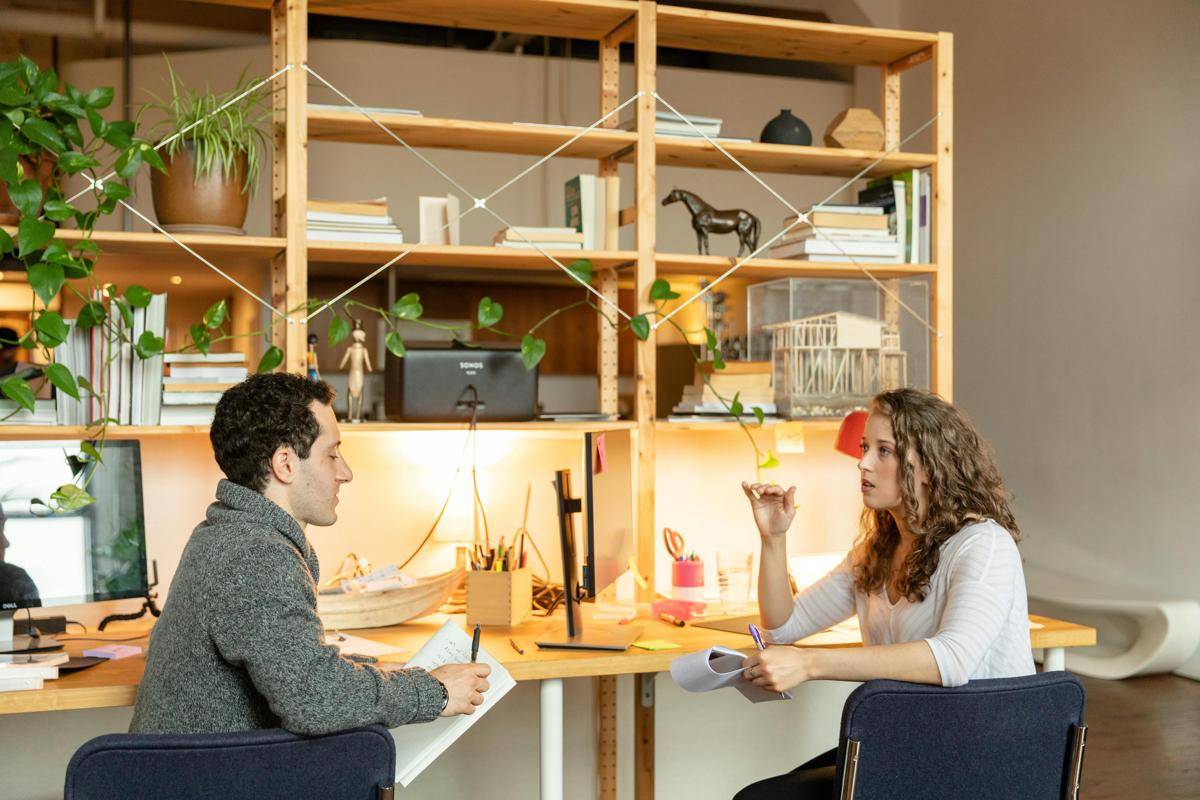 ilustrasi bersikap profesional di kantor (pexels.com/RDNE Stock project)