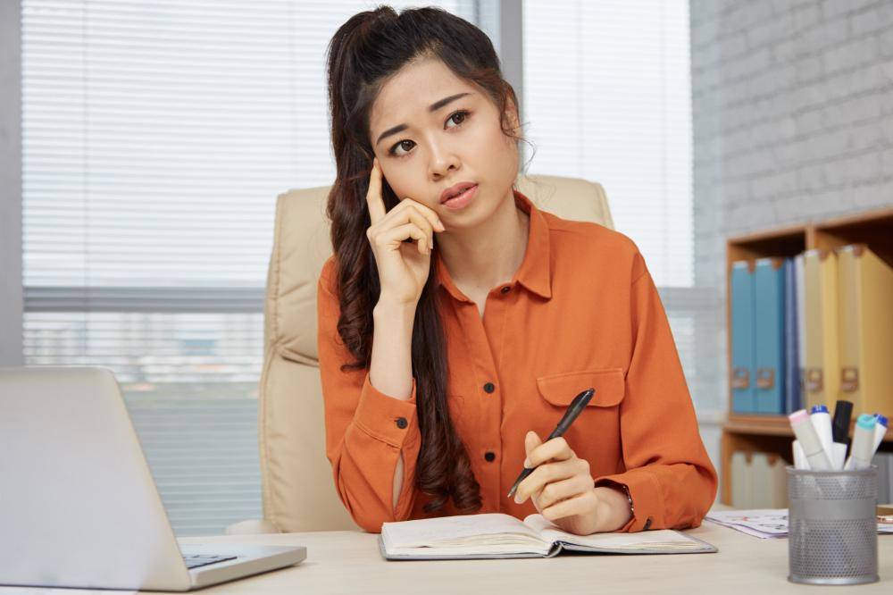 ilustrasi perempuan berpikir di kantor 