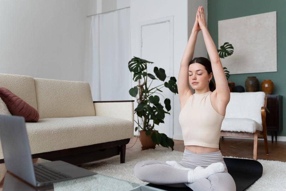 ilustrasi perempuan yoga (freepik.com/freepik)