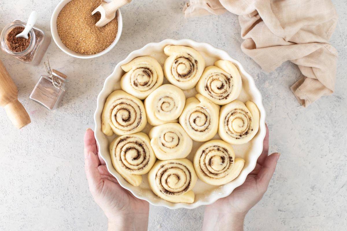 ilustrasi membuat cinnamon roll 
