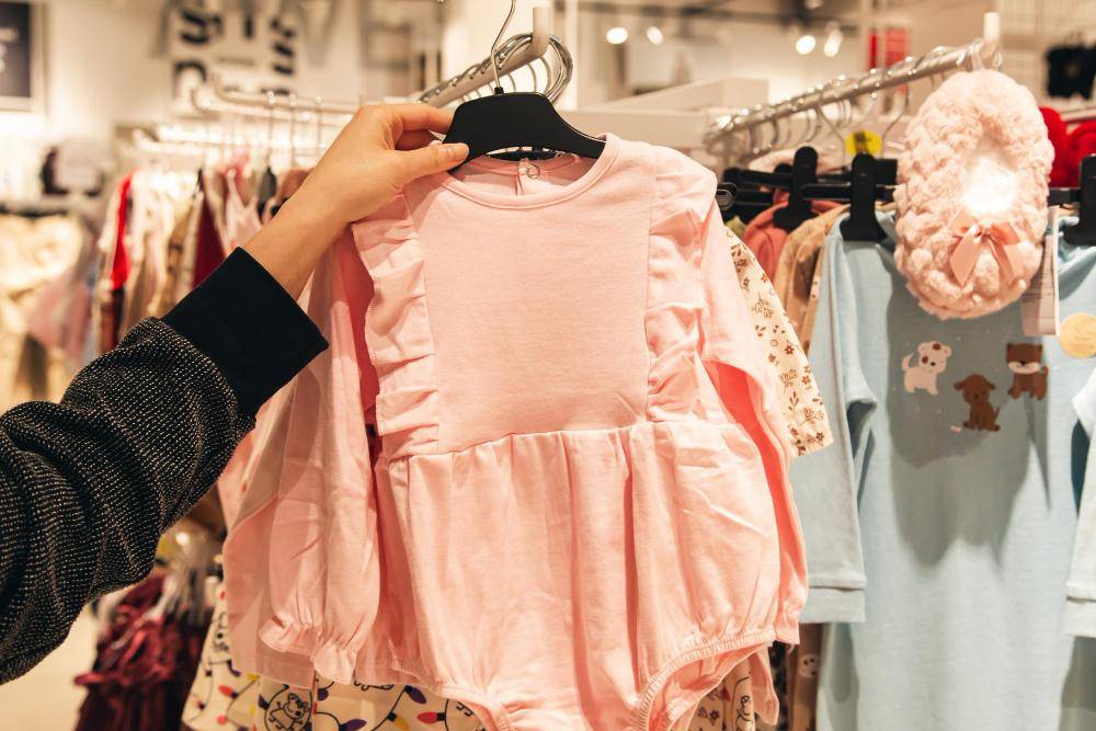 ilustrasi memilih baju lucu untuk anak (freepik.com/pvproductions)