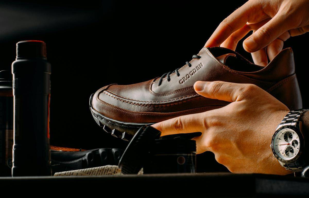 ilustrasi membersihkan sepatu (unsplash.com/Amr Taha™)