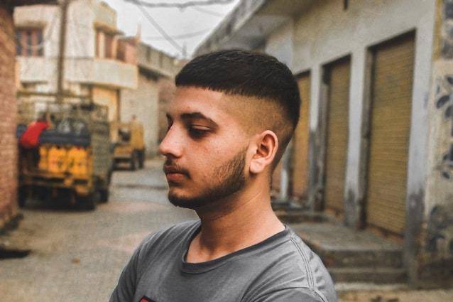 ilustrasi gaya rambut Takuache (unsplash.com/Ashish Mughal) 