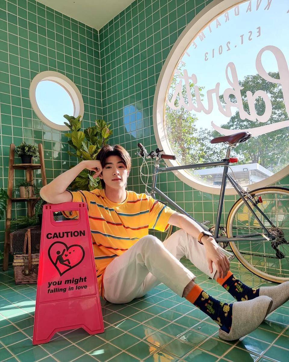 inspirasi vibrant outfit ala Blue Pongtiwat (instagram.com/blue_pongtiwat)