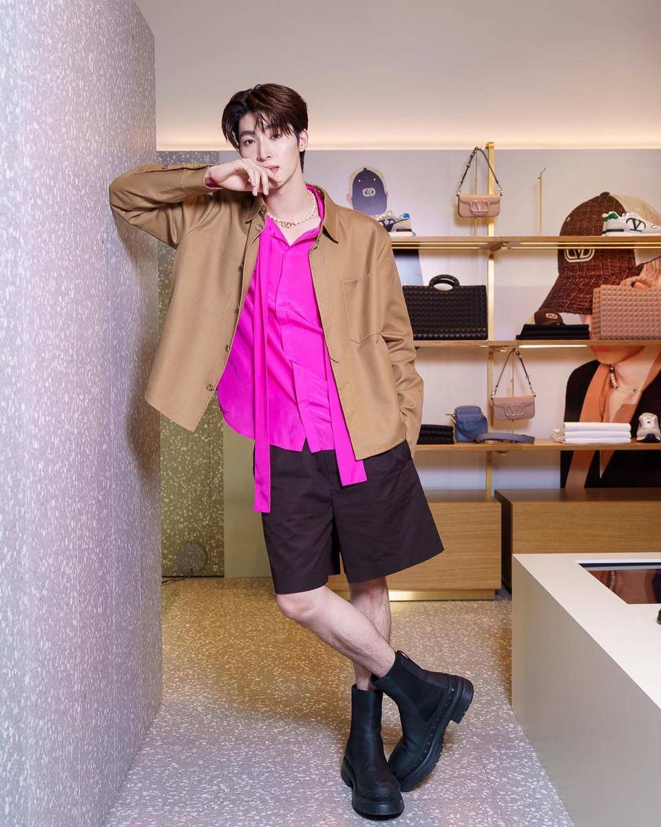 inspirasi vibrant outfit ala Blue Pongtiwat (instagram.com/blue_pongtiwat)