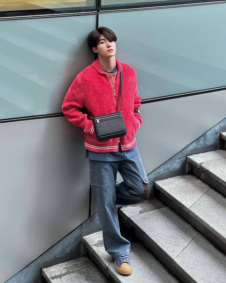 inspirasi vibrant outfit ala Blue Pongtiwat (instagram.com/blue_pongtiwat)