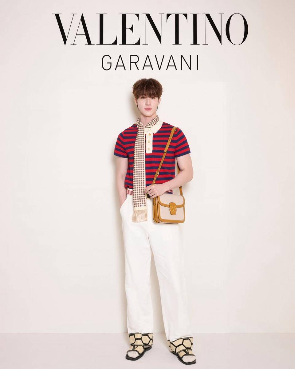 inspirasi vibrant outfit ala Blue Pongtiwat (Instagram.com/blue_pongtiwat)