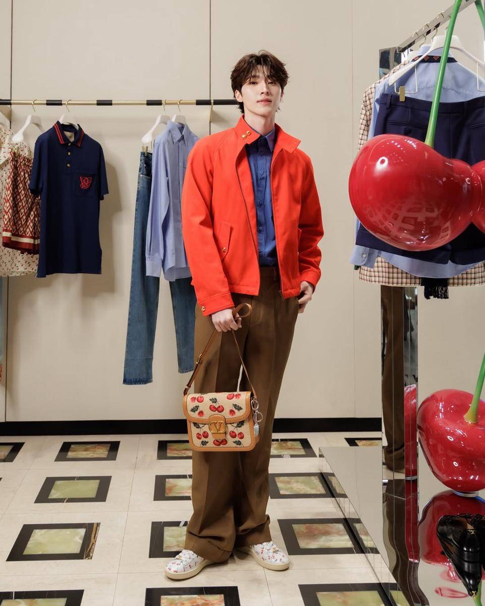 inspirasi vibrant outfit ala Blue Pongtiwat (Instagram.com/blue_pongtiwat)