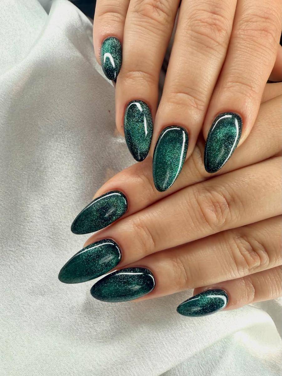 inspirasi nails colors untuk kuku tampak muda (instagram.com/kikinailstudio)
