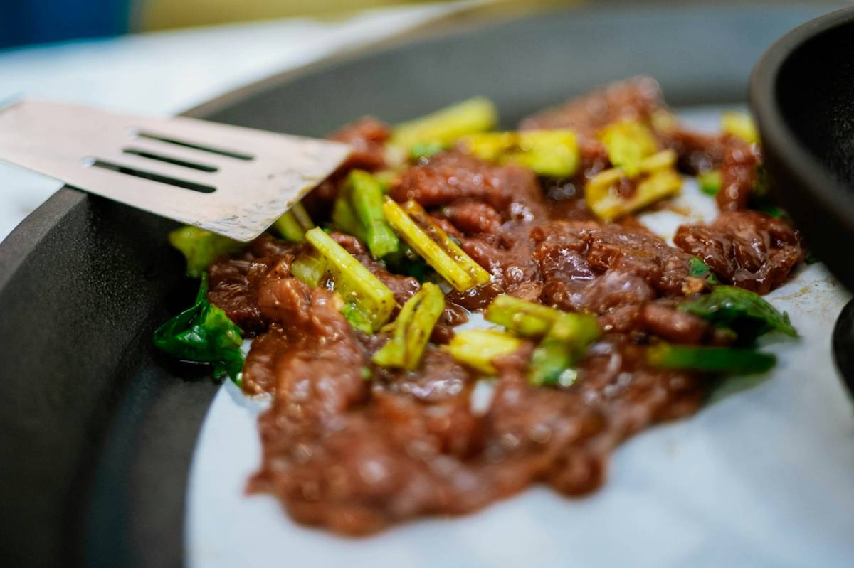 ilustrasi membuat tumis daging sapi dan asparagus
