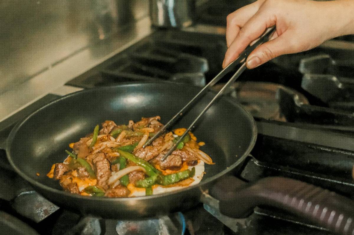 ilustrasi menumis daging sapi giling dan asparagus